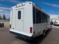 2006 Ford E-450 18 Passenger Bus 6.8L V10 Gas 148,309 KM RWD Wheelchair Ramp/Lift Interior Lighting,... (image 4)