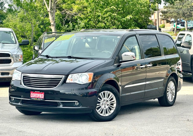 2014 Chrysler Town & Country Limited in Cars & Trucks in Oakville / Halton Region