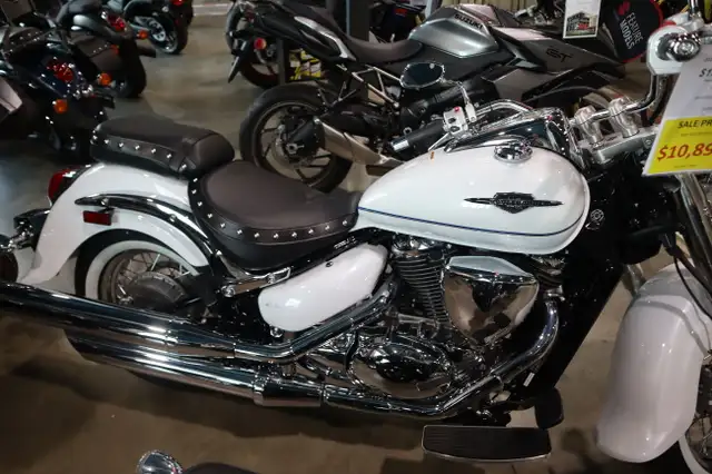 2023 Suzuki Boulevard C50T White in Street, Cruisers & Choppers in Edmonton - Image 3