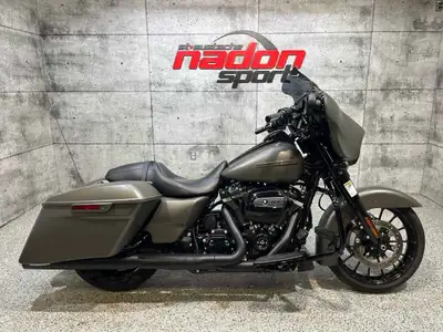 Superbe FLHXS STREET GLIDE SPECIAL 114 couleur rare stage 1 avec échappement RineHart inclue. Découv...