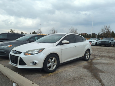  2012 Ford Focus Titanium LEATHER, SUNROOF, 2 SETS OF TIRES, AS 