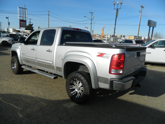 2013 GMC Sierra 5.3L /ALL TERRAIN EDITION  1500 /CREW CAB 4X4 in Cars & Trucks in Edmonton - Image 3