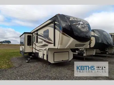This Keystone Alpine fifth wheel model 3900RE will not only be comfortable for you and your family w...