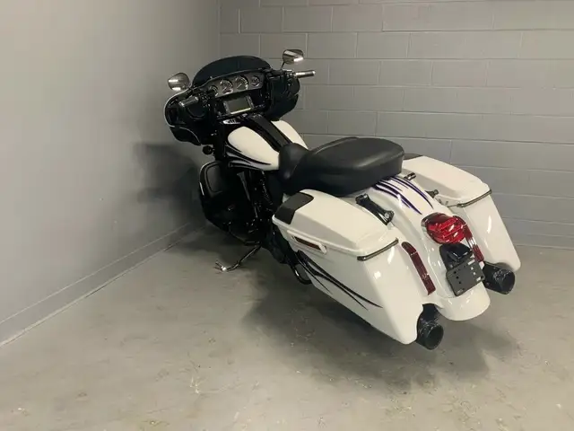 2016 Harley-Davidson CVO Street Glide in Street, Cruisers & Choppers in Oshawa / Durham Region - Image 8