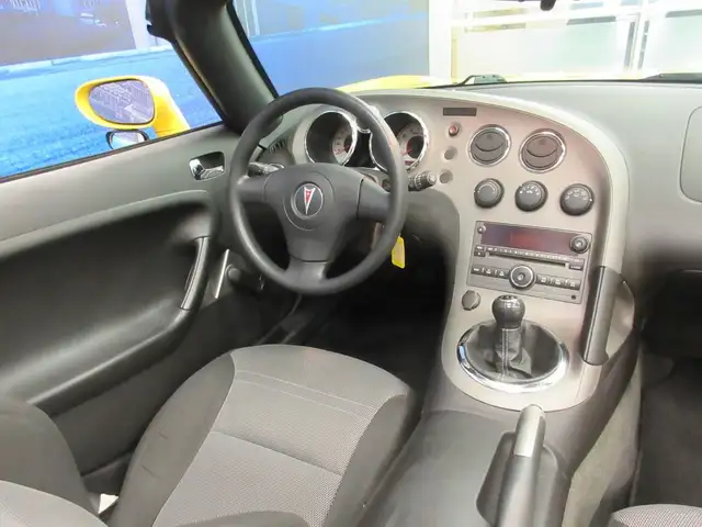 PONTIAC SOLSTICE 2007 CONVERTIBLE 74 100 KM MANUEL 5 RAPPORTS dans Autos et camions dans Lévis - Image 12