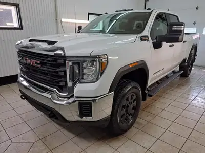 GMC SIERRA 2023 2500 HD CREW CAB BOITE 6.1/2 A/C MARCHE PIEDS MAG 8 POUCES TRANSMISSION 10 VITESSES...