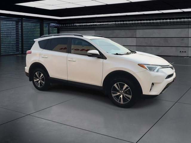 2017 Toyota RAV4 XLE l Sunroof l Navigation l 17 Inch Alloy Whee in Cars & Trucks in Calgary - Image 2
