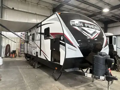 Cruiser Fun Finder XTREME LITE 21RB Travel Trailer Features:Spacious U-Shaped DinetteComfortable Que...