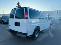 2025 CHEVROLET EXPRESS G3500 LT - 12 Passenger - 6.6 Lit - 8 Cylinder Gasoline engine. White exterio... (image 3)