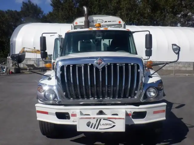 2008 international 7400 Garbage Truck Air Brakes Diesel in Heavy Trucks in Richmond - Image 4