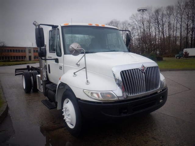 2006 International 4300 Cab and Chassis Air Brakes Dually Diesel in Cars & Trucks in Richmond - Image 4