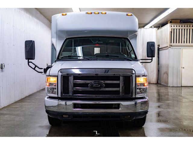 2011 Ford E-450 Wheelchair Bus 9 Passenger in Cars & Trucks in Calgary - Image 4