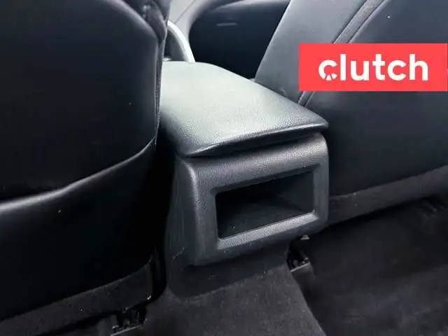 2020 Toyota Camry Hybrid SE w/ Apple CarPlay, Heated Front Seats dans Autos et camions dans Ottawa - Image 26