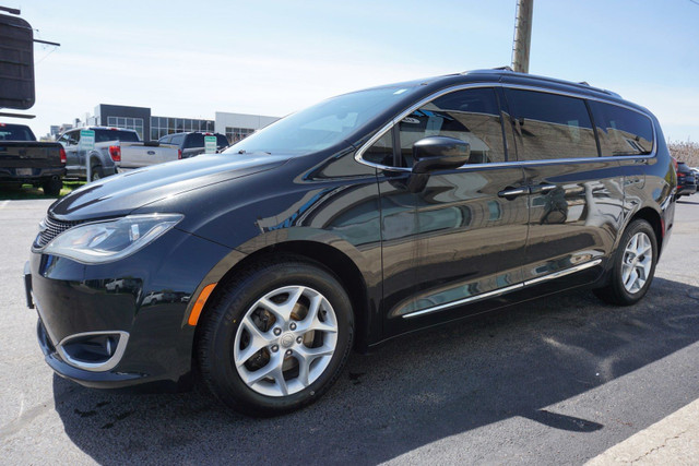 2017 Chrysler Pacifica in Cars & Trucks in Oakville / Halton Region - Image 3