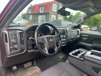2018 CHEVROLET SILVERADO CREW CAB 4WD ! RUNS AND DRIVES GREAT , TWO SETS OF TIRES , BEING SOLD AS-IS... (image 9)