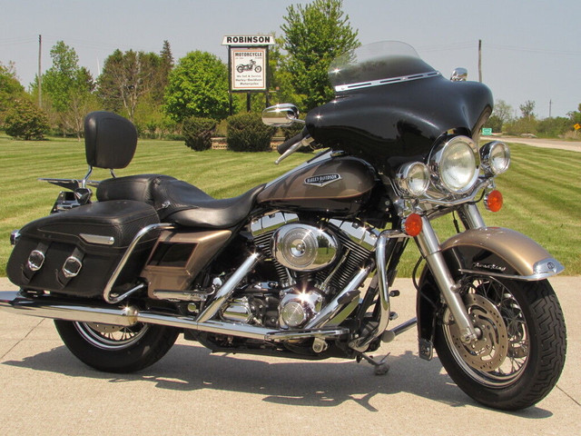 2004 Harley-Davidson FLHRCI Road King Classic Low 28,000 KM Deta in Sport Touring in Leamington - Image 2