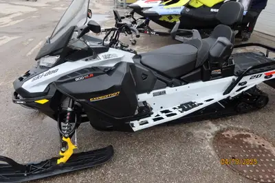 DEMO 2025 Ski-doo Expedition LE 900 Turbo R 20" WT in catalyst grey/black. This very well equipped 2...