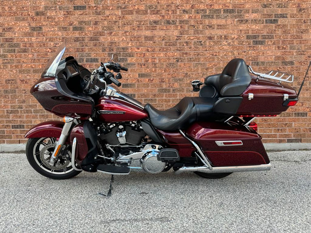  2017 Harley-Davidson Road Glide Ultra **VANCE & HINES PIPES** in Touring in Markham / York Region - Image 2