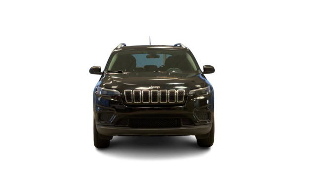 2019 Jeep Cherokee Sport Heated Seats, Heated Steering, Back up  in Cars & Trucks in Regina - Image 4