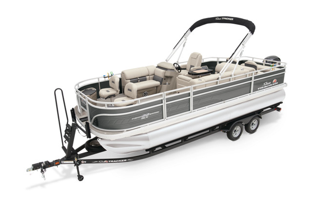 2025 Sun Tracker FISHIN' BARGE 22 DLX, pontoon boat in Powerboats & Motorboats in Vernon - Image 2