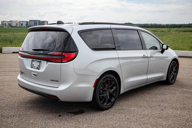 2024 Chrysler Pacifica LIMITED EDITION LEATHER SUNROOF in Cars & Trucks in Strathcona County - Image 4