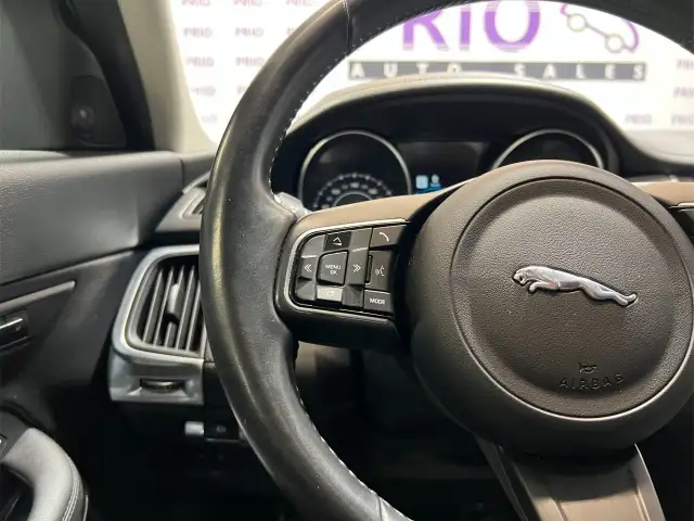 2020 Jaguar E-PACE dans Autos et camions dans Ottawa - Image 22
