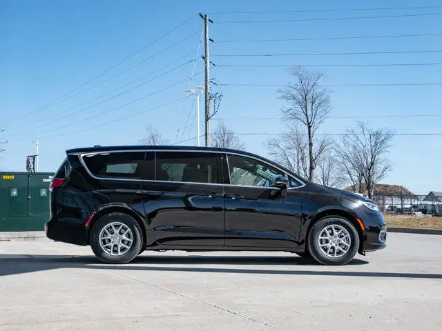 2025 Chrysler Pacifica Select in Cars & Trucks in Barrie - Image 9