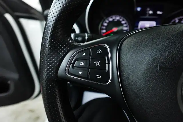 2016 Mercedes-Benz C-Class LOW KM,NO ACCIDENT,ONE OWNER,AWD,C 30 in Cars & Trucks in City of Toronto - Image 30