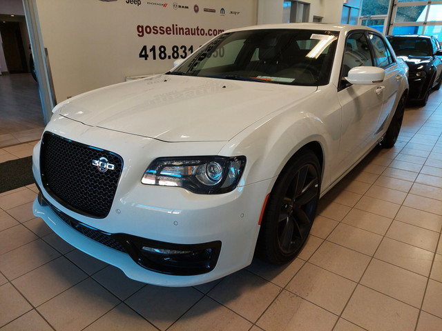 2023 Chrysler 300 C in Cars & Trucks in Lévis