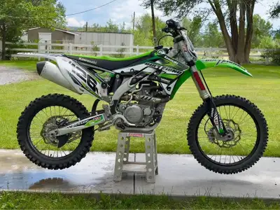 APPLY NOW: https://www.ridecollective.ca/get-pre-approved 2015 Kawasaki KX450F comes with a 449cc li...