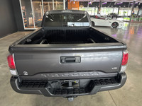 Le Toyota Tacoma TRD Sport 2022 avec groupe Premium est l’un des camions intermédiaires les plus rec... (image 5)