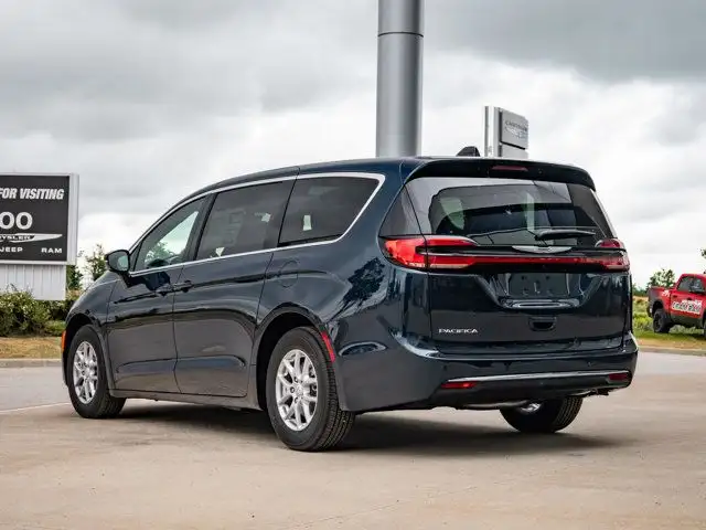 2025 Chrysler Pacifica Select in Cars & Trucks in Barrie - Image 6