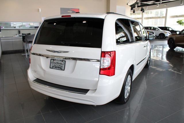 2012 Chrysler Town & Country Touring-L in Cars & Trucks in Edmonton - Image 3