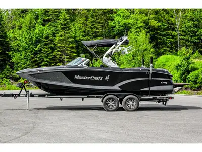 Option ajoutée: Tapis Seadeak couleur teak à l'intérieur!Le mastercraft X23 élargit vos horizons. La...