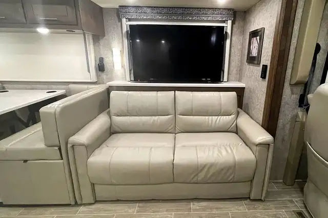 2022 Thor Miramar 35.2 – Pre-Owned Class A Motorhome.  in RVs & Motorhomes in Red Deer - Image 20