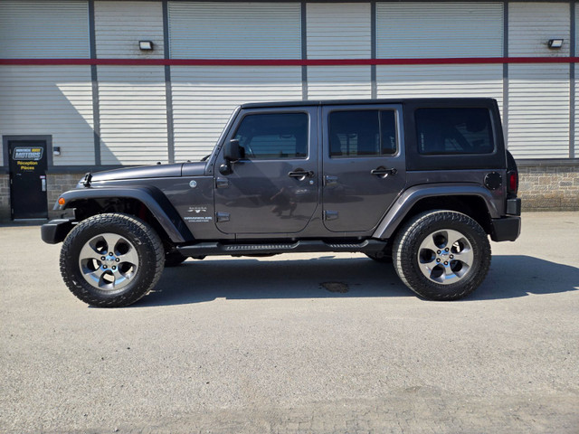 2016 Jeep Wrangler Unlimited Sahara / 6 SPD MANUAL / LIFT KIT /  in Cars & Trucks in West Island - Image 4