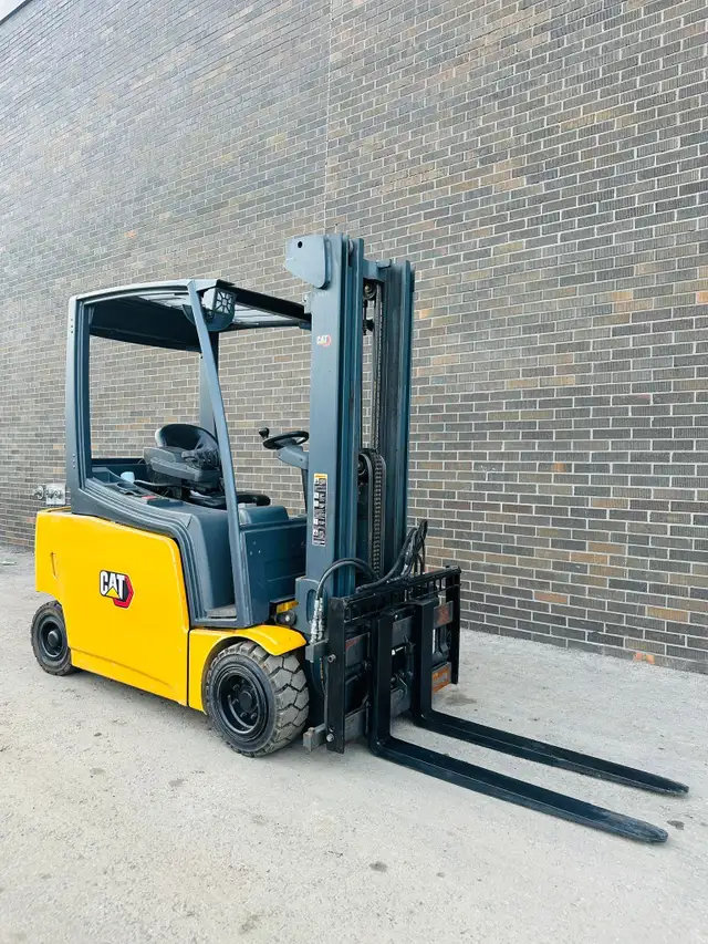 CAT 4000lbs CAP INDOOR/OUTDOOR ELECTRIC FORKLIFT 3 STAGE SIDE-Sh in Heavy Equipment in Mississauga / Peel Region - Image 3