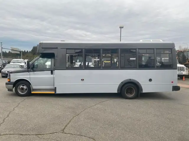 2017 chevrolet Express G4500 21 Passenger Bus With Wheelchair Ac in Heavy Trucks in Richmond - Image 3