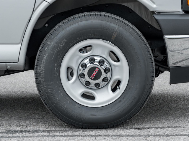 2025 GMC Savana Passenger LT Passenger Van in Cars & Trucks in Markham / York Region - Image 4