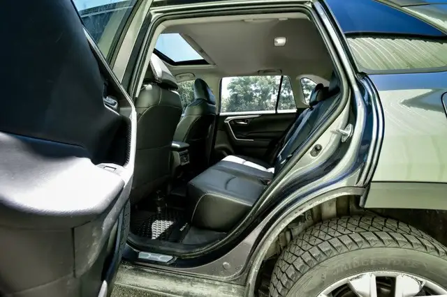 2022 Toyota RAV4 XLE • SUNROOF • HEATED SEATS • POWER LIFTGATE dans Autos et camions dans Cornwall - Image 29