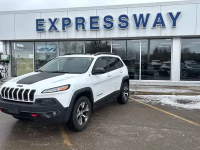 Trailhawk, 4x4, LEATHER, MOONROOF, NAVIGATION, AS TRADED “This vehicle is being sold “as is,” unfit,...