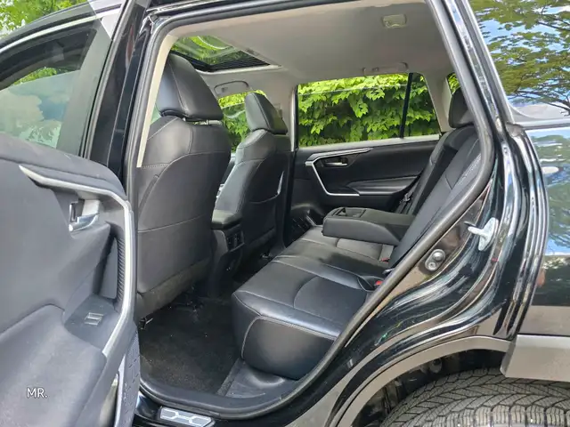 2019 Toyota RAV4 XLE Sunroof , Leather Heated Seats,Heated Steri in Cars & Trucks in City of Toronto - Image 16