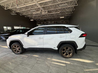 ADAPTIVE CRUISE CONTROL, HEATED FRONT SEATS, POWER LIFTGATE Mulling over the addition of a hybrid to... (image 5)