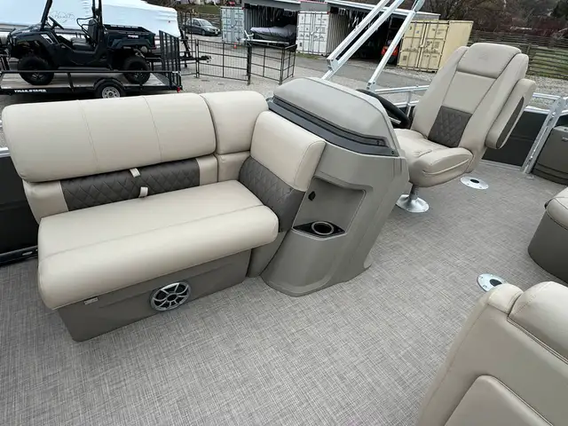 2025 Sun Tracker Fishin' Barge 20 DLX, pontoon boat in Powerboats & Motorboats in Vernon - Image 16