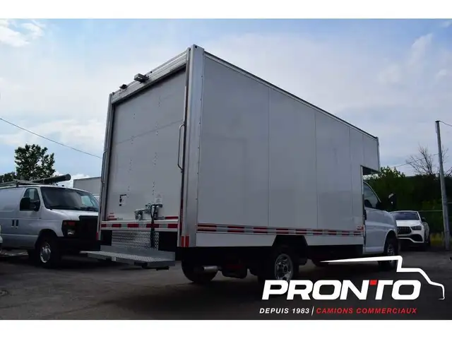 2024 GMC Savana Cube 14 pieds Deck 3500 ** V8 6.6L Essence ** in Cars & Trucks in Laval / North Shore - Image 17