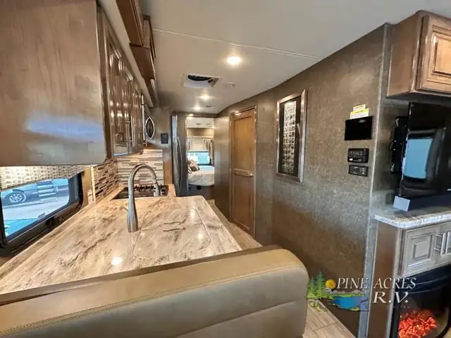 2020 Thor Motor Coach Challenger 37YT Washer & Dryer 12 k Miles in RVs & Motorhomes in Moncton - Image 21