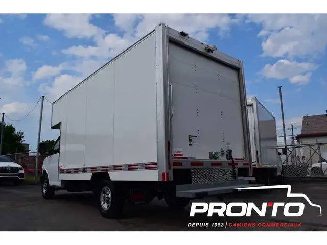 2024 GMC Savana Cube 14 pieds Deck 3500 ** V8 6.6L Essence ** in Cars & Trucks in Laval / North Shore - Image 15