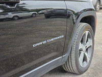This 2022 Jeep Grand Cherokee 4xe, presented in a menacing and sophisticated *Black* finish, represe... (image 7)
