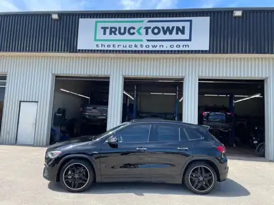 2021 Mercedes-Benz GLA 35 4MATIC with only 51,000kms. Equipped with Leather, Panoramic Sunroof, Navi...