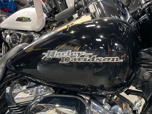 2017 Harley-Davidson FLHXS - Street Glide Special in Sport Touring in Calgary - Image 4